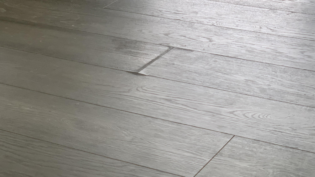 Piso laminado inchado nas bordas