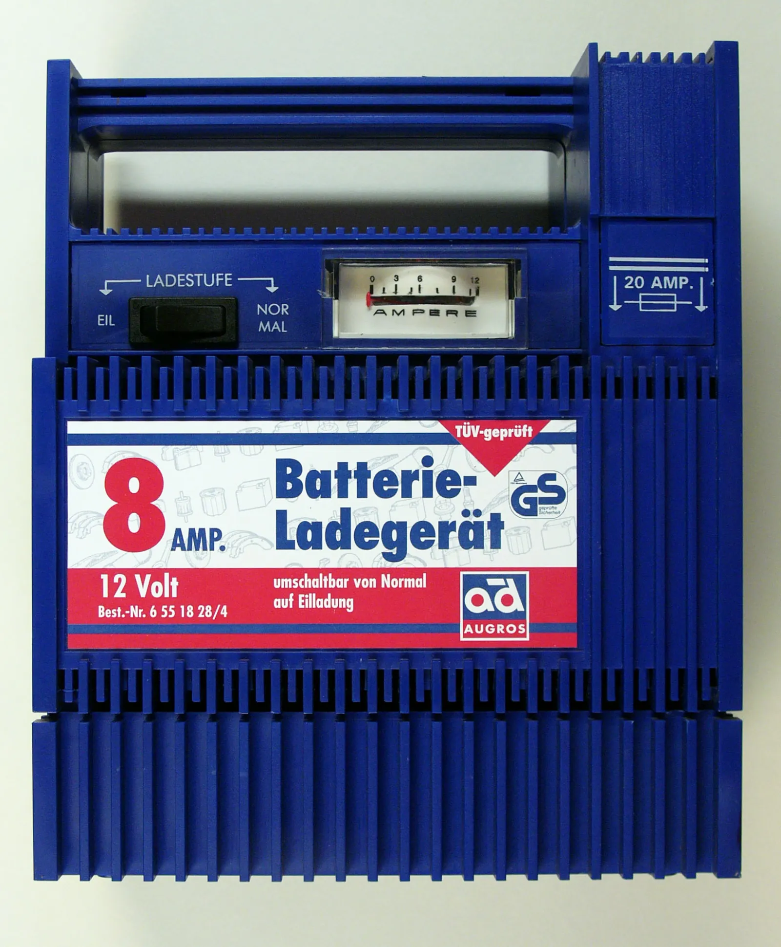 Carregador de bateria automotiva de 12 volts ligado aos polos de uma bateria