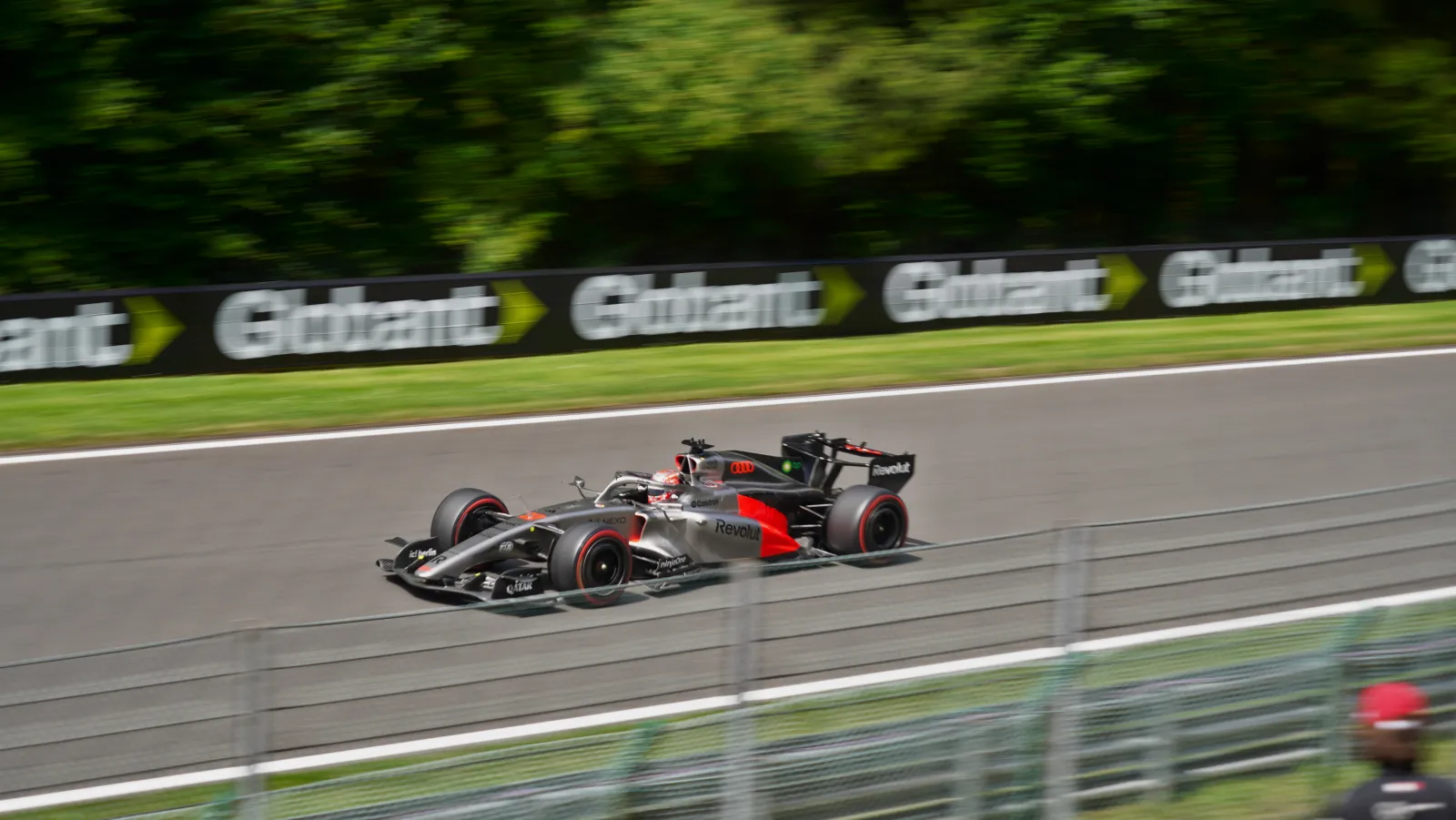 Nico Hülkenberg pilotando o Audi R26 em Spa-Francorchamps na temporada 2026 da F1