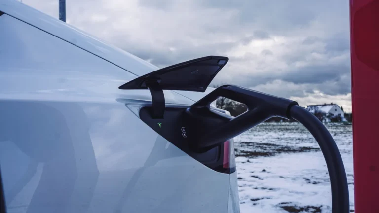 Carro elétrico perde autonomia no frio? Quanto e como evitar