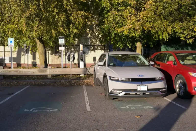 Por que a bateria de 12V do carro elétrico descarrega e como resolver
