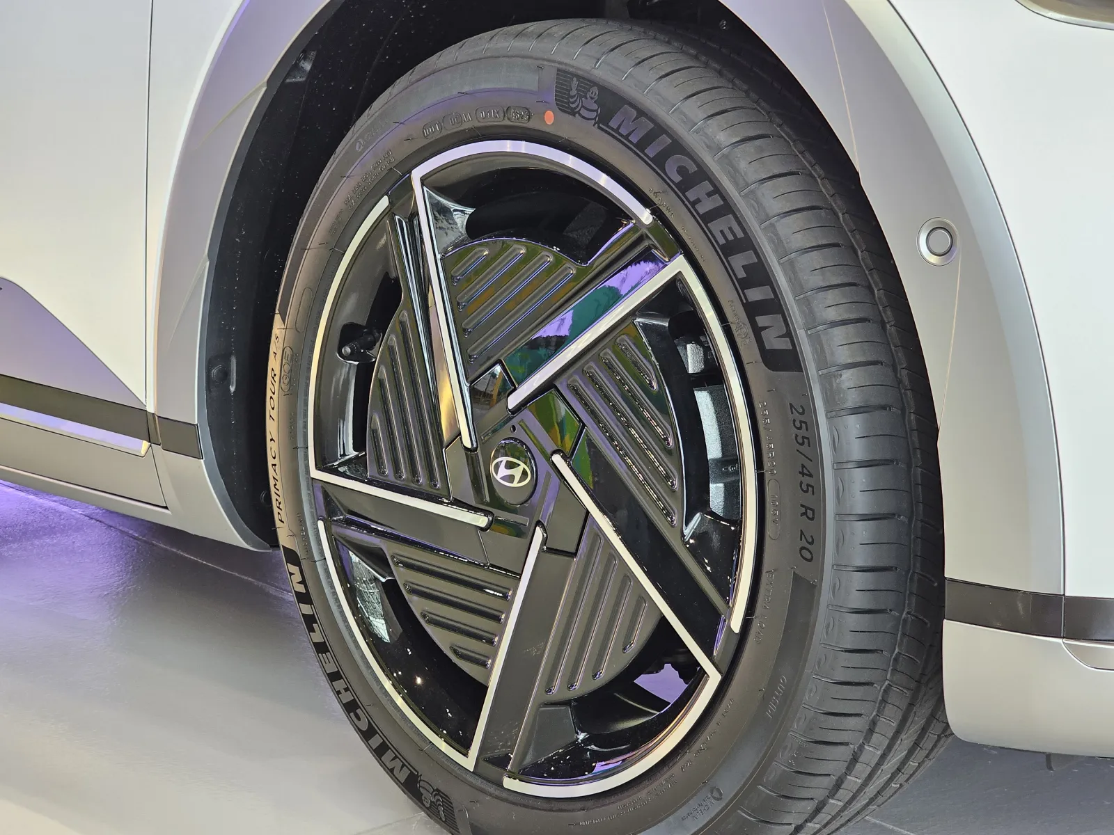 Roda de liga leve com pneu Michelin 255/45 R20 num Hyundai Ioniq 5 elétrico