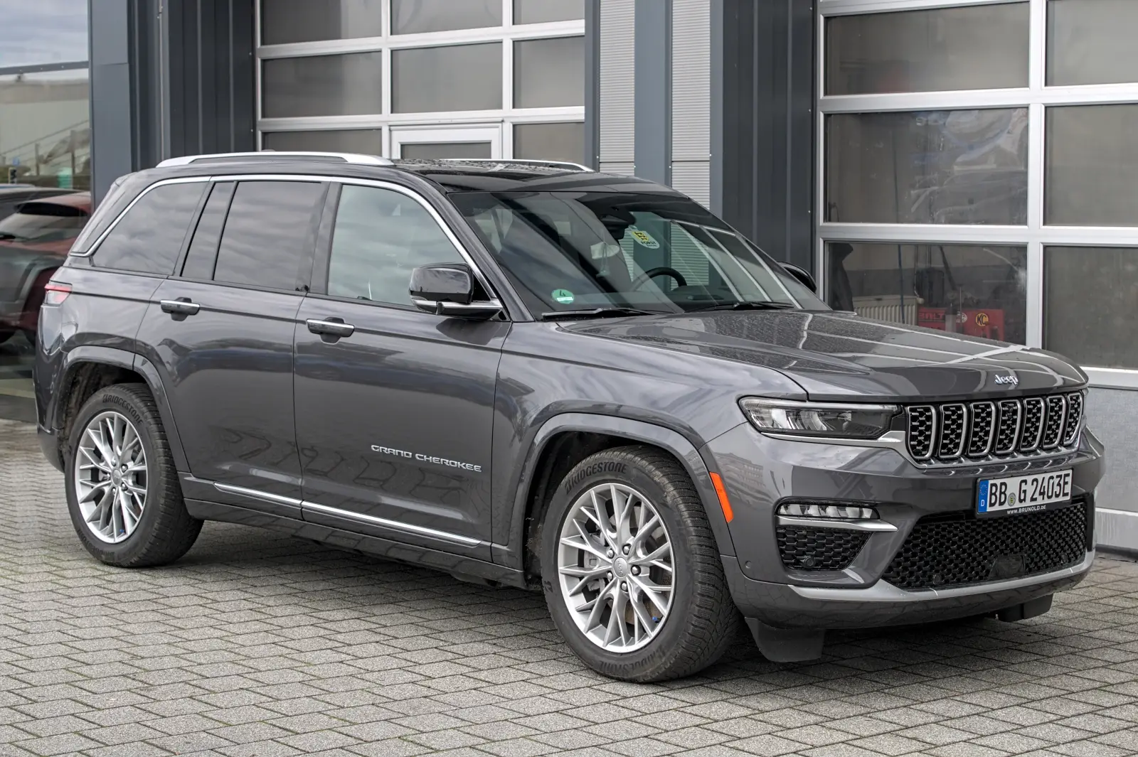 Jeep Grand Cherokee 4xe plug-in hybrid front three quarter view