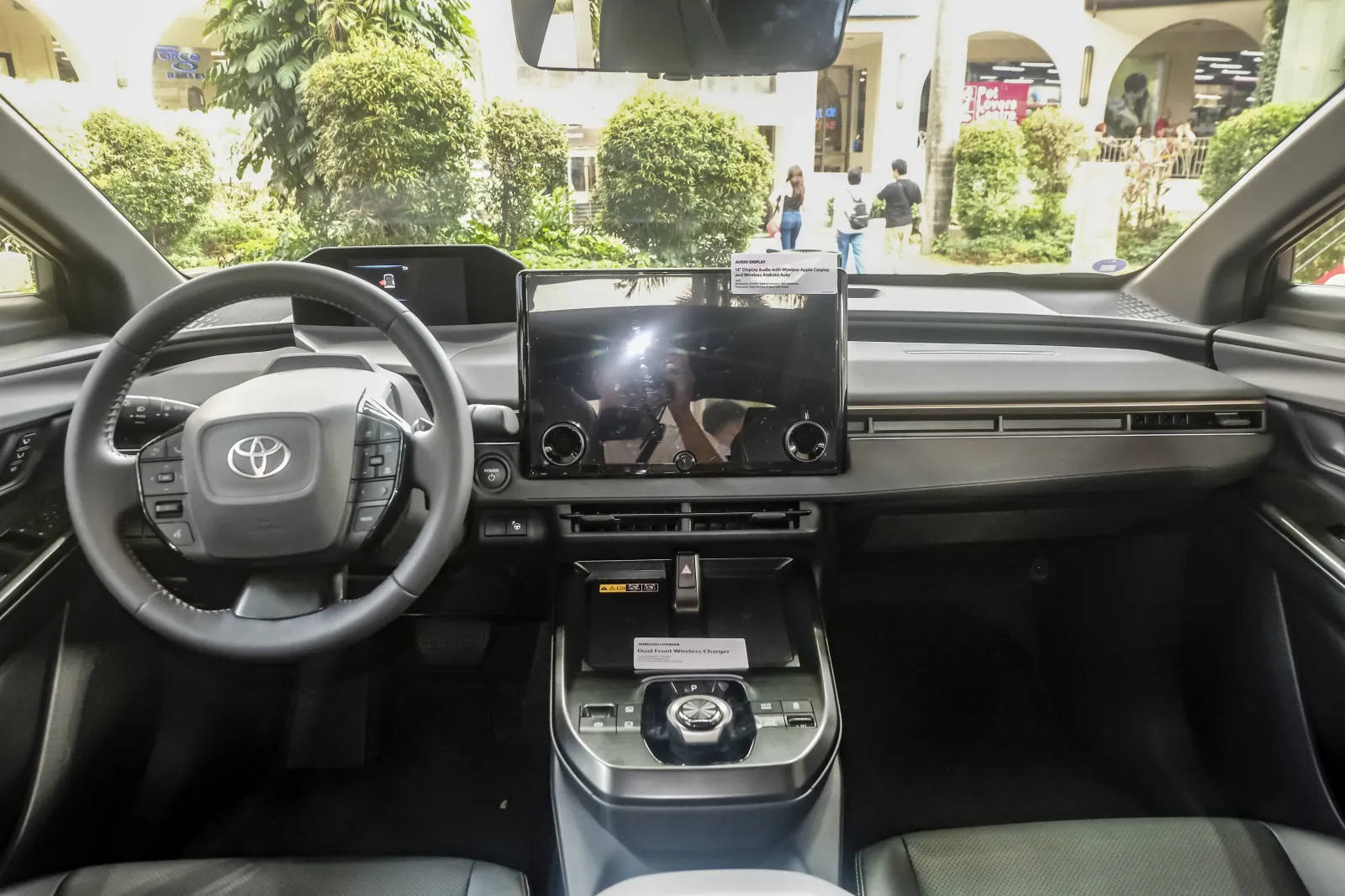 Painel do Toyota bZ com tela multimídia de 14 polegadas e dois carregadores de celular por indução