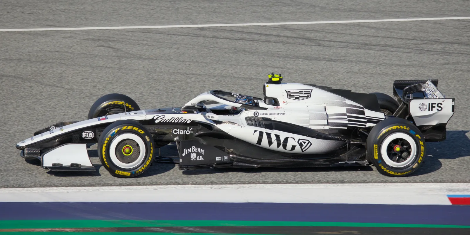 A Cadillac número 77 de Valtteri Bottas em velocidade durante o GP da Áustria de 2026
